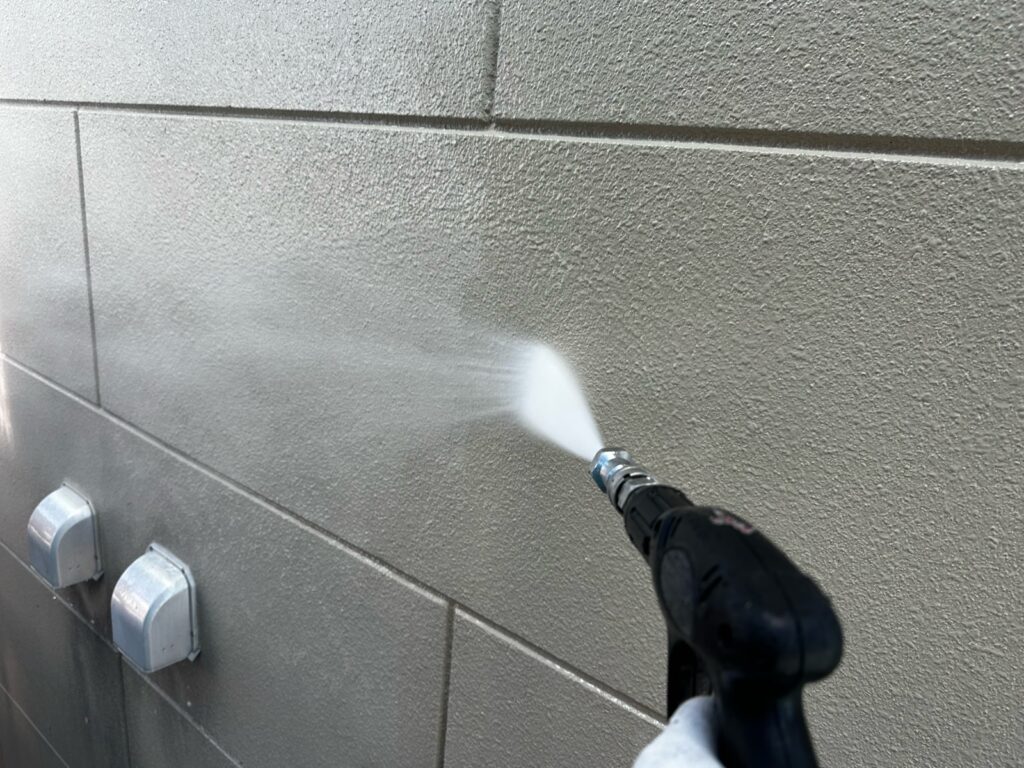 外壁：高圧洗浄<br />
（表面のコケやカビをしっかりと落としました。）