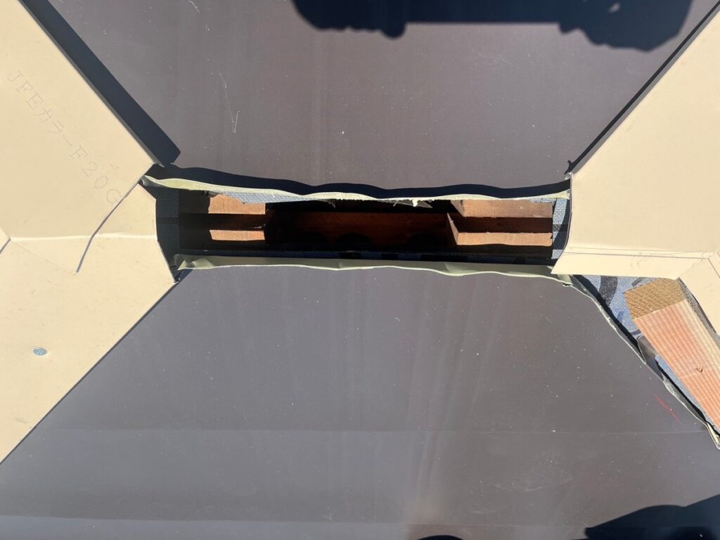 換気棟取り付け<br />
換気棟とは…寒い冬では結露対策となり、暑い夏では室内の温度上昇を抑制してくれます。