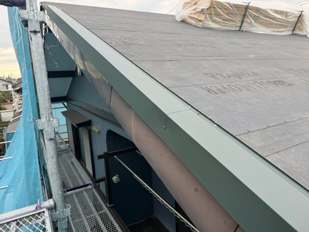 ケラバ板金取り付け<br />
（破風板のところにつける金物です。）