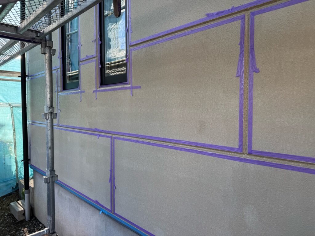 テープ貼り（養生）<br />
ALC外壁はテープ養生をしなくてもコーキング打ち込みが可能ですが、より綺麗なコーキングにする為、テープ養生を行いました。