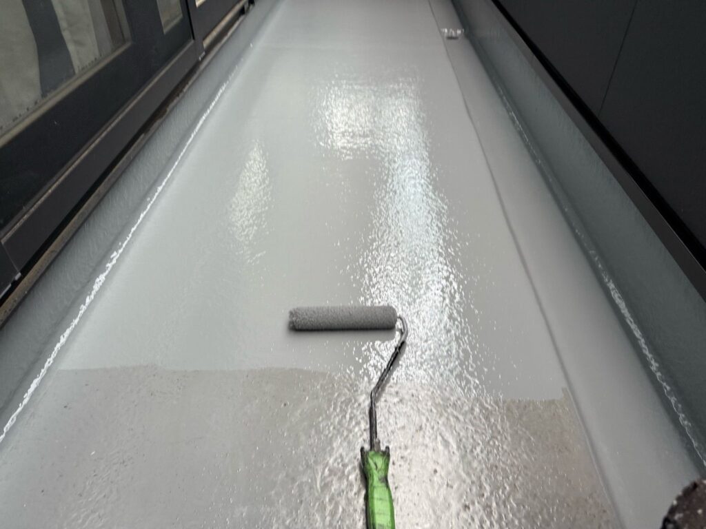 FRPベランダ、トップコート1回目