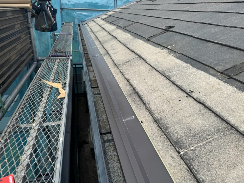 唐草スターター取り付け<br />
※セットバックスターターという、カバー工法をしても雨水が雨樋に受けられるようにする部品を使用しました。