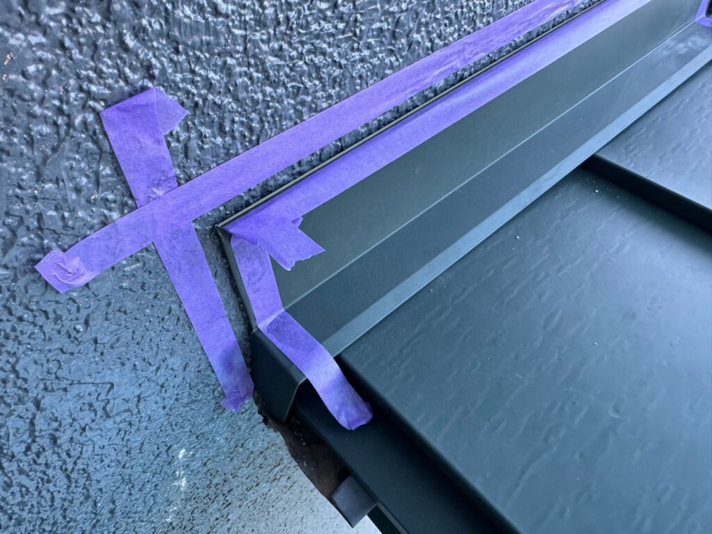 雨押さえ板金取り付け<br />
（※雨押さえ部は雨漏れがしやすい箇所になります。雨仕舞いをしっかりと行い、外壁と取り合い部はコーキング処理を行いました。）