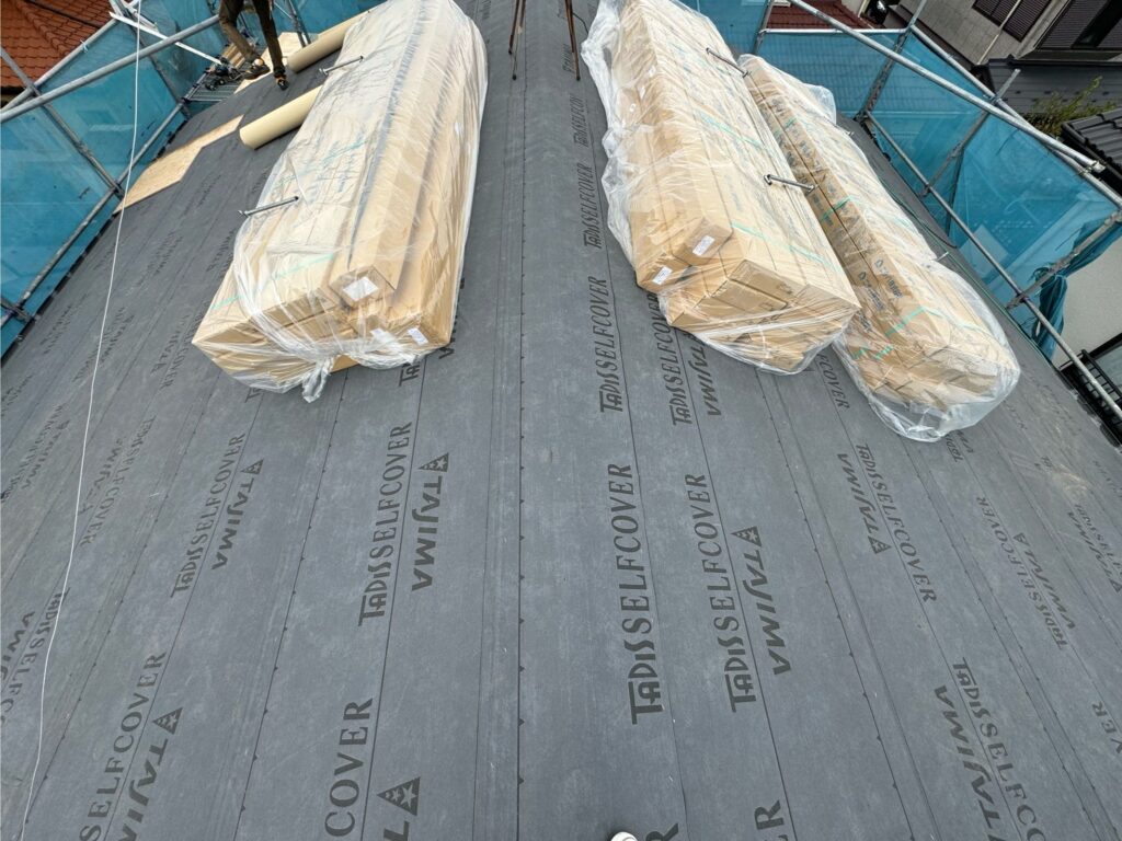 防水シート取り付け（大屋根）<br />
（ビスを使用しない、粘着タイプを使用しました。）<br />
※防水シートは雨漏れを防ぐための重要な役割です。