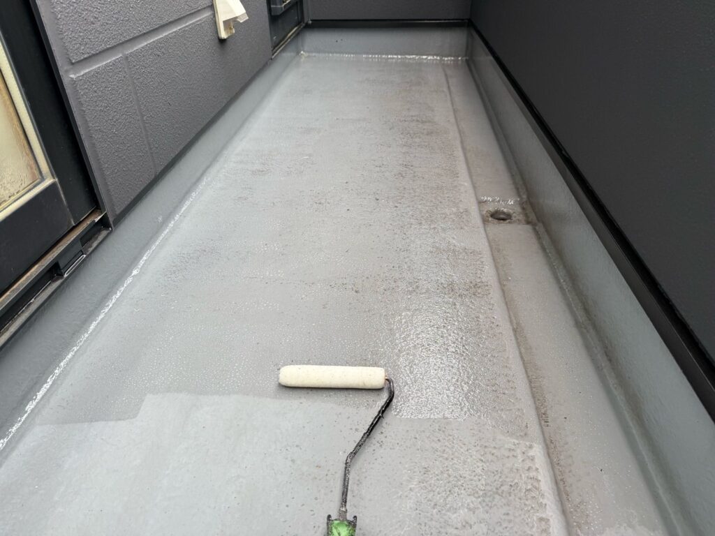 FRPベランダ、プライマー塗布（下塗り）