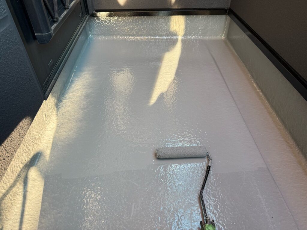 FRPベランダ、トップコート2回目<br />
