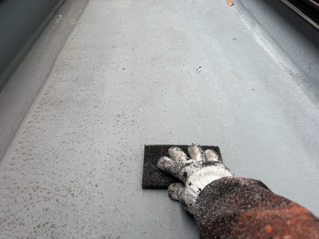 FRPベランダ、ケレン<br />
（下地調整）