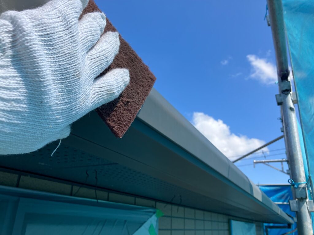 雨樋ケレン<br />
（下地調整）<br />
※専用の道具で細かい傷をつけて、塗料の密着性を高める作業です。）