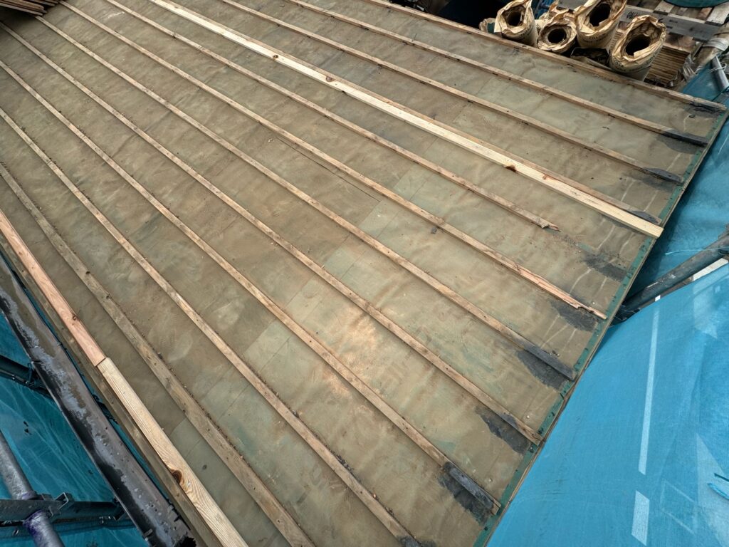 既存の瓦撤去後