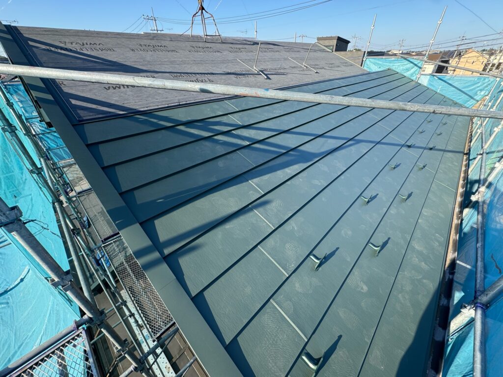 屋根本体取り付け（大屋根）<br />
<br />
※下から上に屋根本体を貼っていきます。