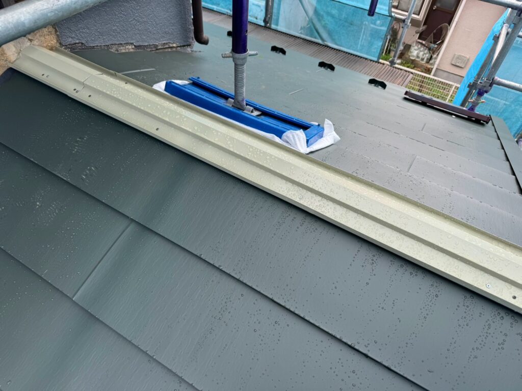 棟板金下地取り付け<br />
（弊社オリジナルの金属下地を使用しました。）<br />
※一般的にある、木や樹脂の下地よりも耐久性に優れています。）