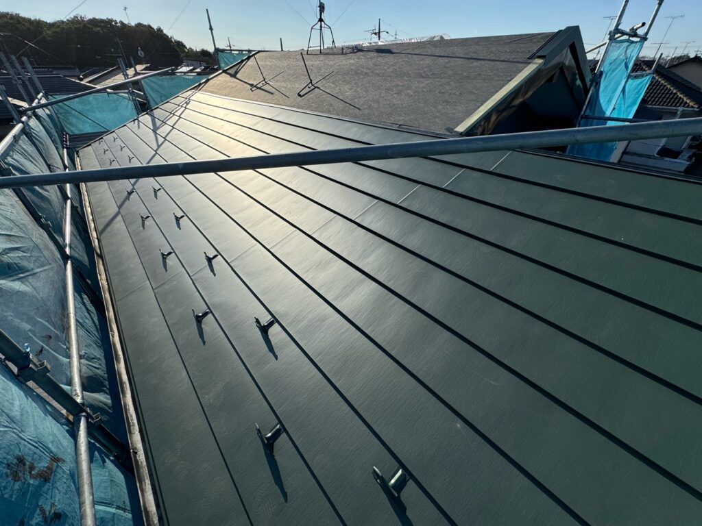 屋根本体取り付け（大屋根）<br />
<br />
※下から上に屋根本体を貼っていきます。