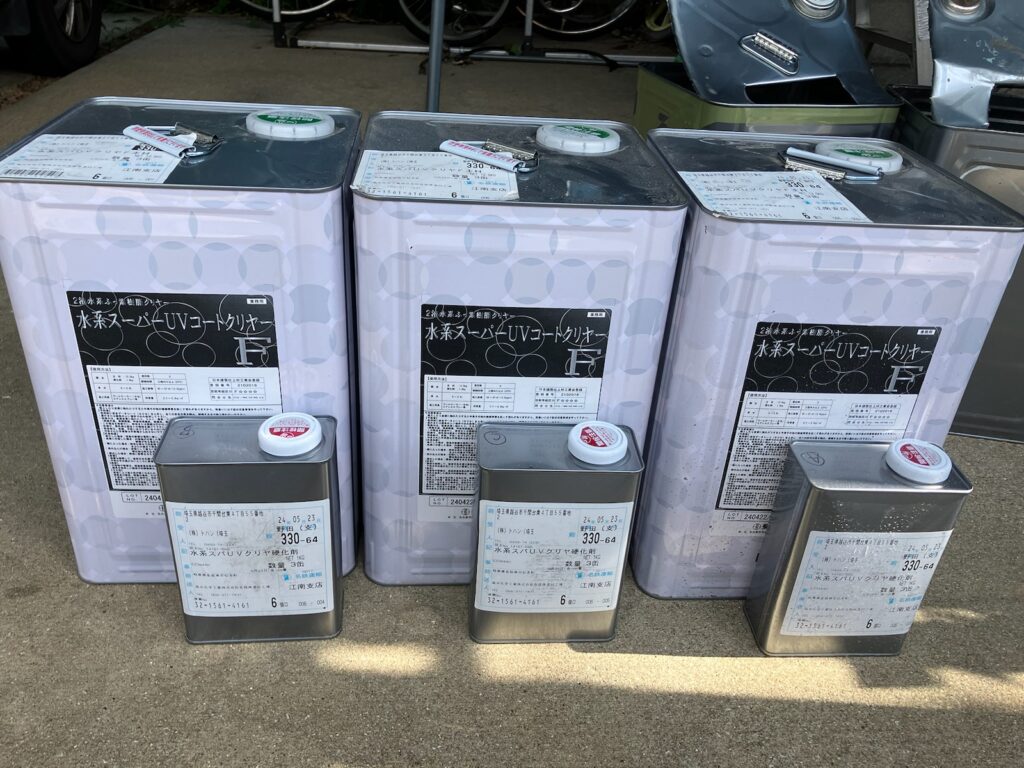 使用材料<br />
←外壁クリヤー材料<br />
（難付着サイディング対応の水性クリヤー塗料になります。）