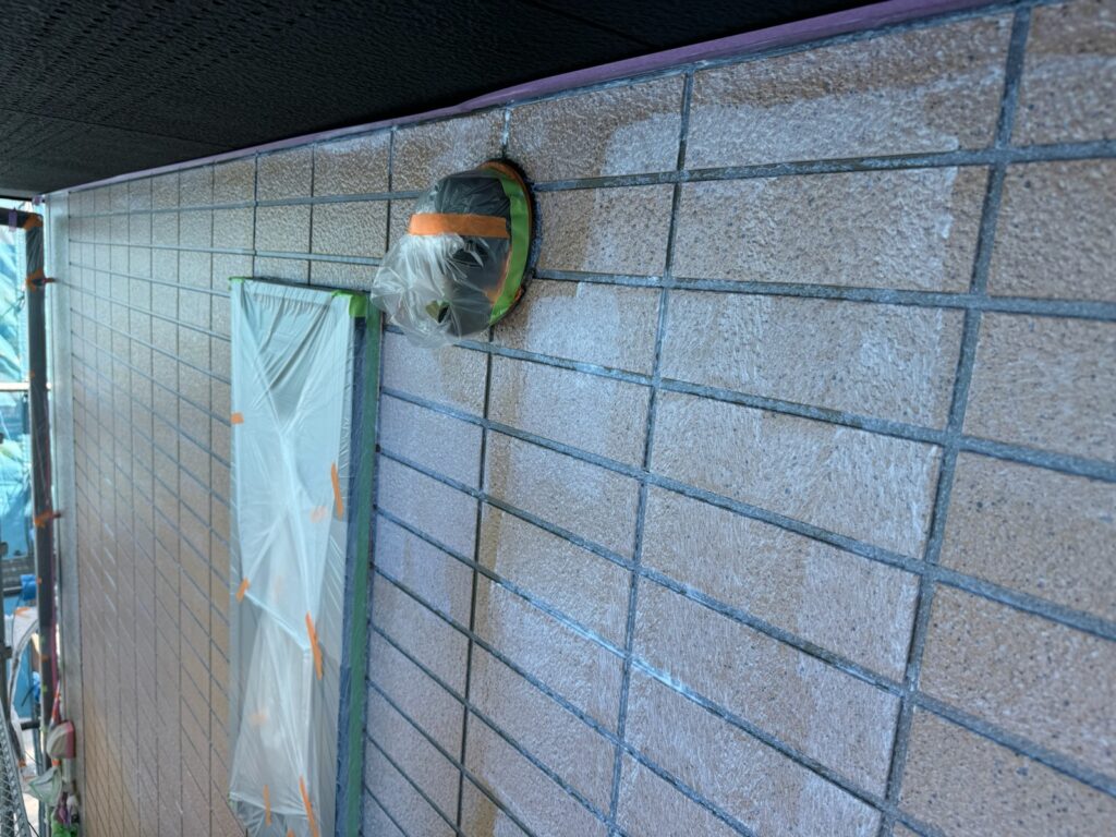 クリヤー塗装上塗り<br />
（仕上げの工程になります。）<br />
※塗料が乾くと、白色が透明になります。