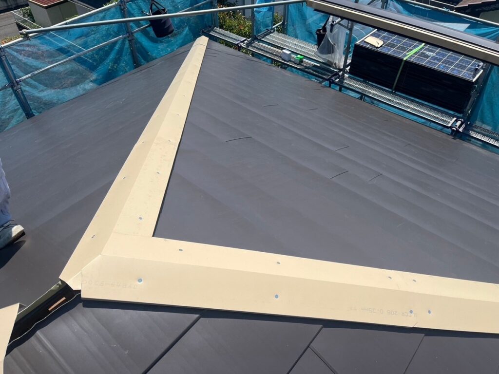 棟板金下地取り付け<br />
（今回は金属下地を使用しました。）<br />
※一般的にある木や樹脂の下地よりも耐久性に優れています。タカハシ塗装のこだわりの一つです。）