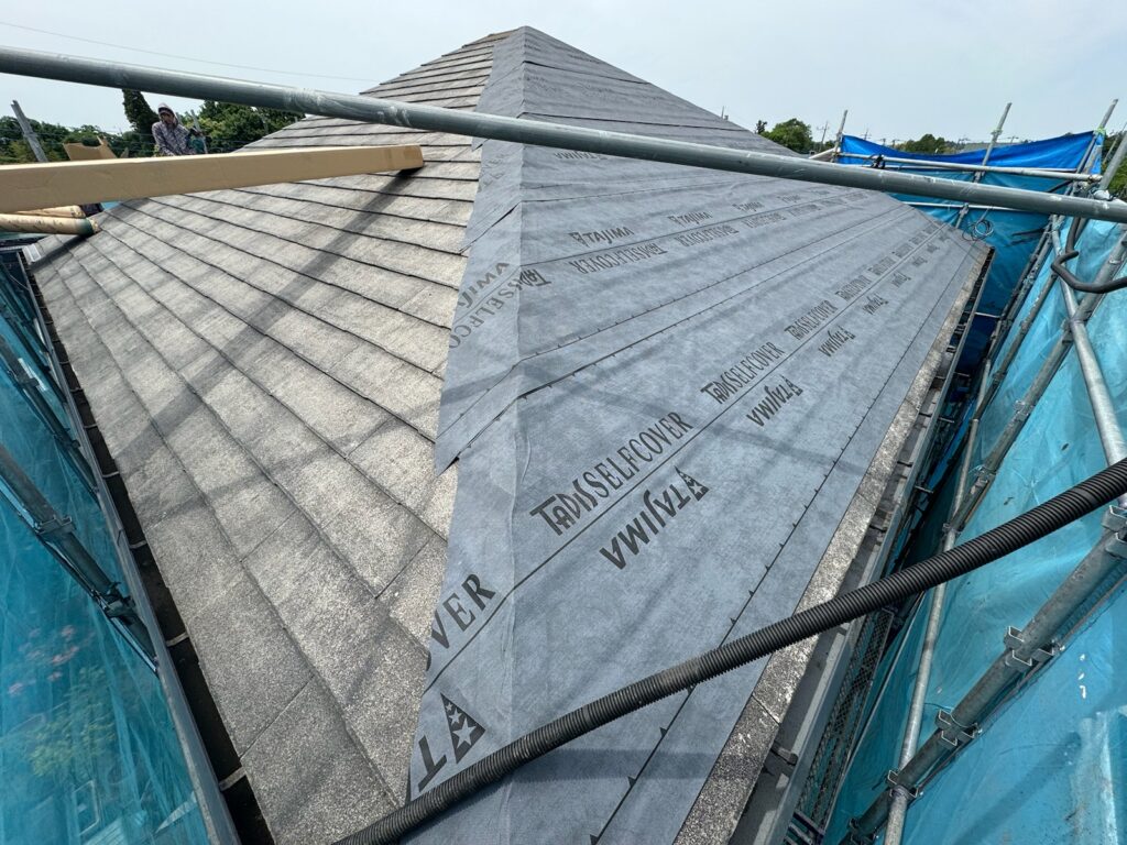 防水シート取り付け<br />
（ビスを使用しない、粘着タイプを使用しました。）<br />
※防水シートは雨漏れを防ぐための重要な役割です。）