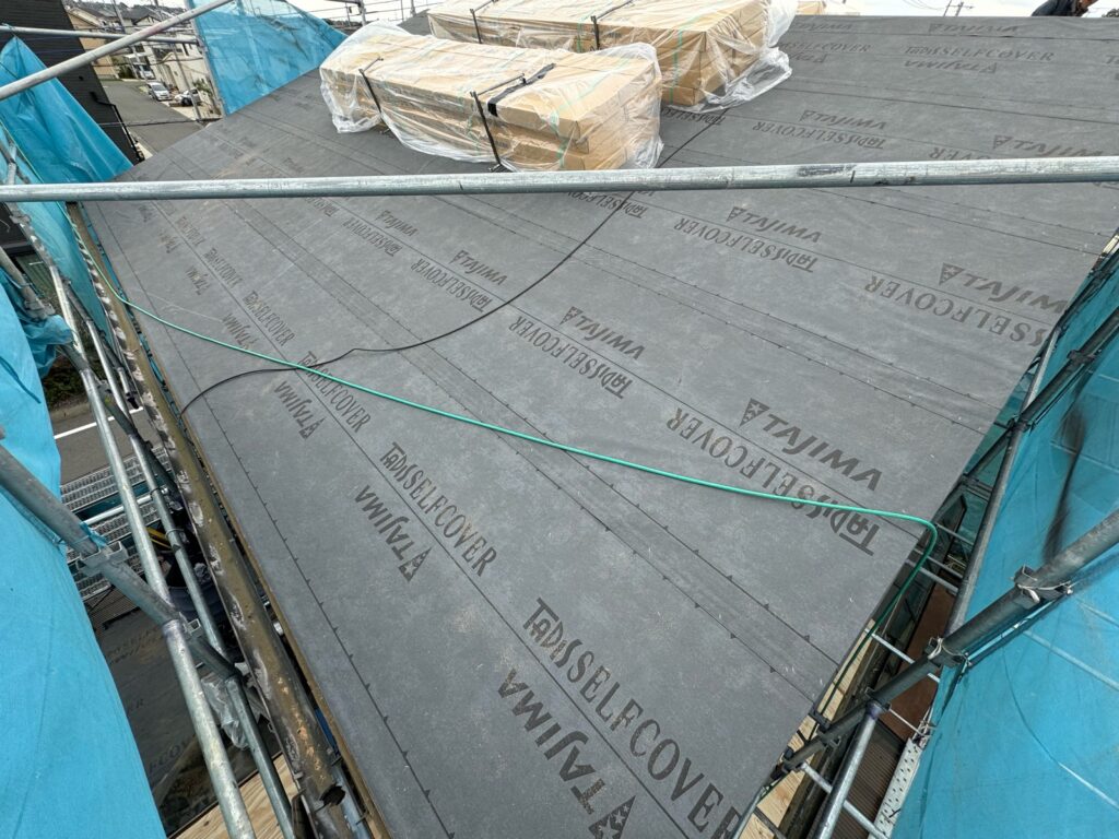 防水シート取り付け（大屋根）<br />
（ビスを使用しない、粘着タイプを使用しました。）<br />
※防水シートは雨漏れを防ぐための重要な役割です。