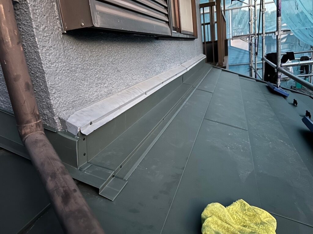 雨押さえ板金取り付け<br />
（※雨押さえ部は雨漏れがしやすい箇所になります。雨仕舞いをしっかりと行い、外壁と取り合い部はコーキング処理を行いました。）
