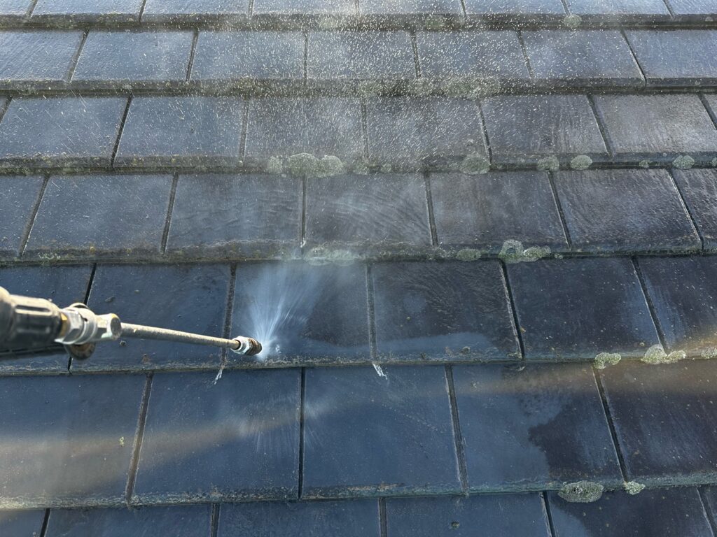 屋根：高圧洗浄<br />
表面のコケやカビをしっかり落としました。