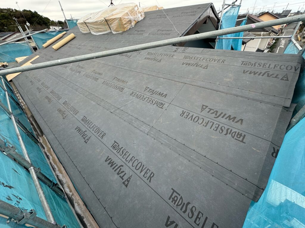 防水シート取り付け（大屋根）<br />
（ビスを使用しない、粘着タイプを使用しました。）<br />
※防水シートは雨漏れを防ぐための重要な役割です。