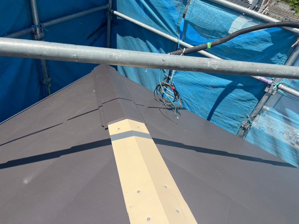 棟板金取り付け<br />
屋根を一番上で押える板金です。