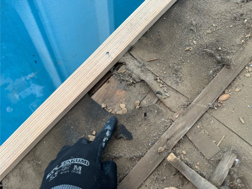 既存の瓦撤去後に、既存の防水シートを確認しました。防水シートが破れている所が数ヶ所ありました。