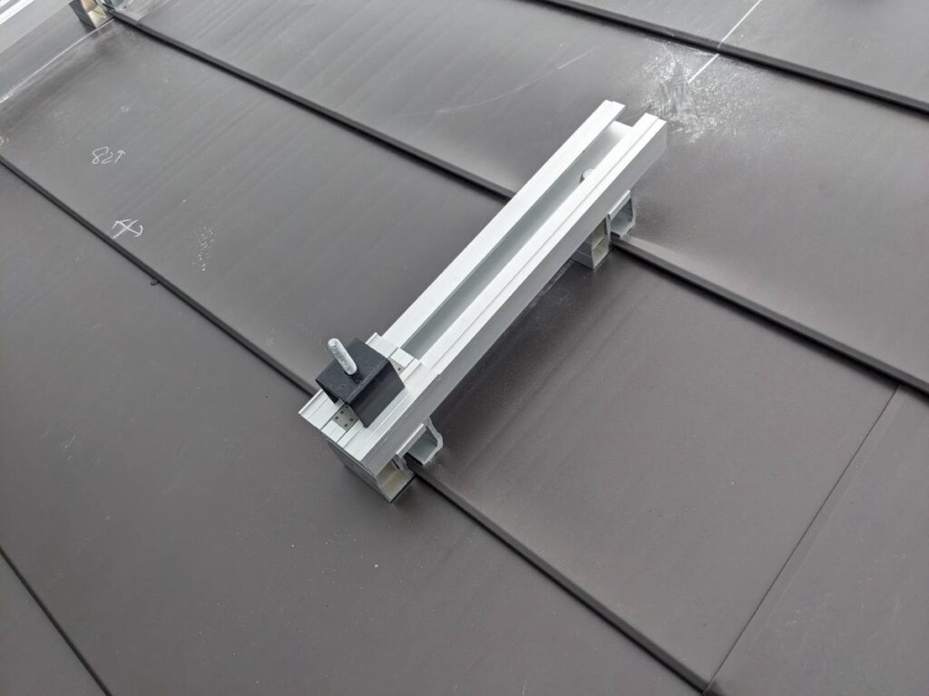 屋根に穴をあけない、キャッチクランプ工法になります。