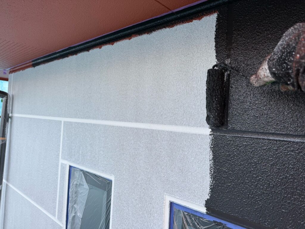 外壁中塗り<br />
（色：チャコール、つや消し）