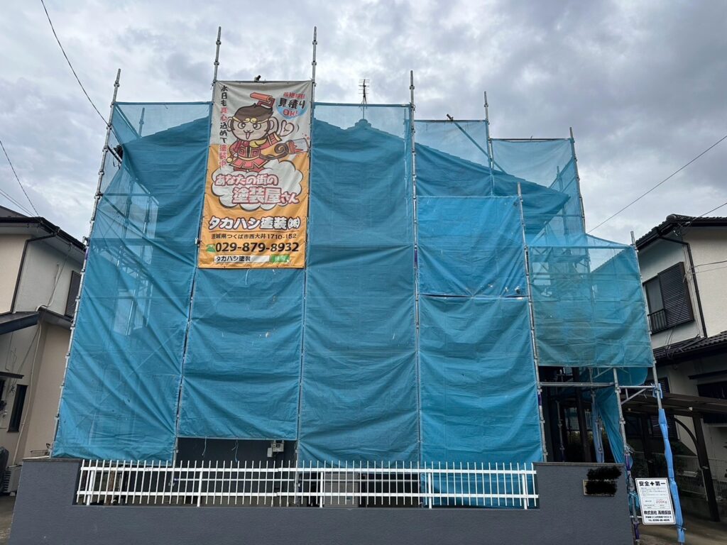 足場組立<br />
（飛散防止の為、メッシュシートをしっかりとはりました。）