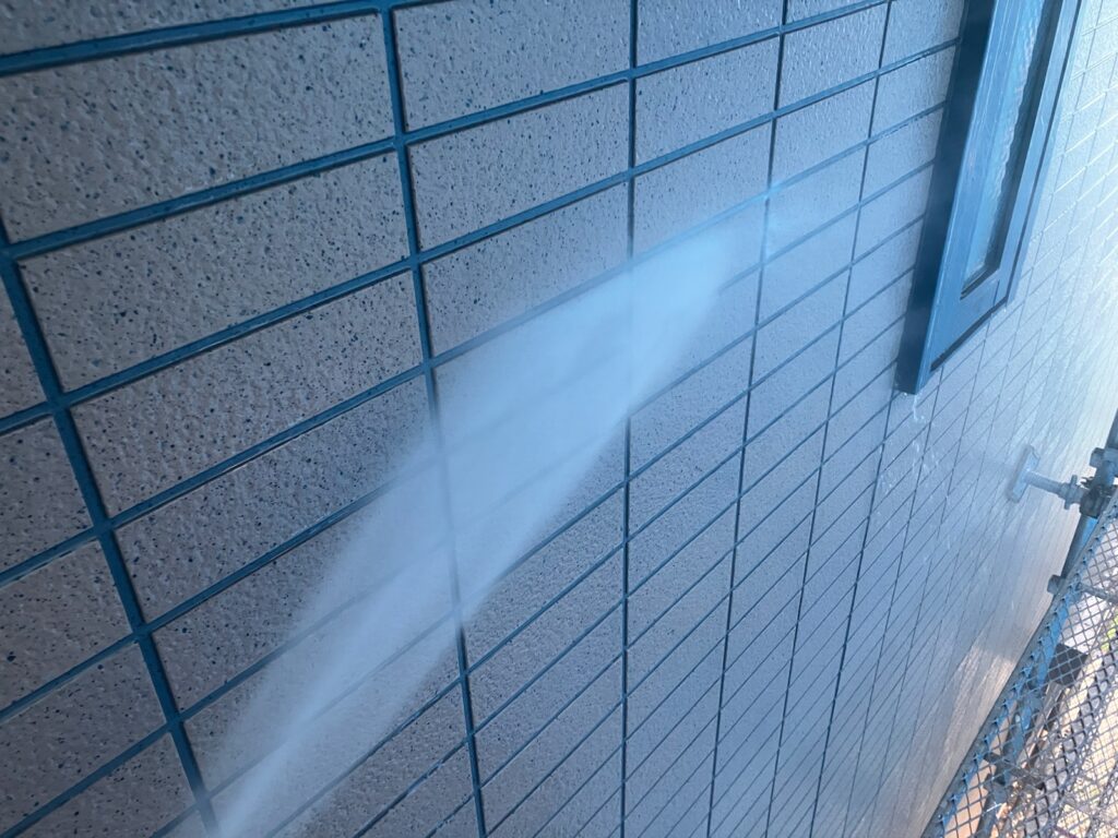 外壁：高圧洗浄<br />
表面のコケやカビをしっかりと落としました。