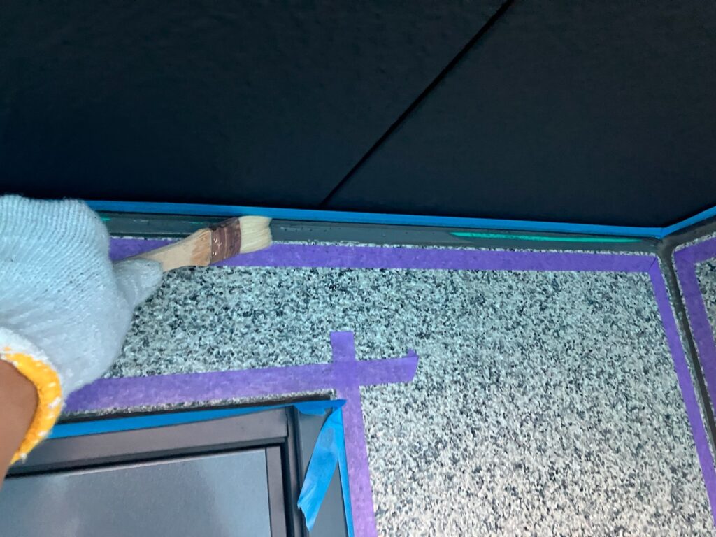 プライマー塗布<br />
（プライマーは外壁とコーキングを密着させる為の接着材です。）