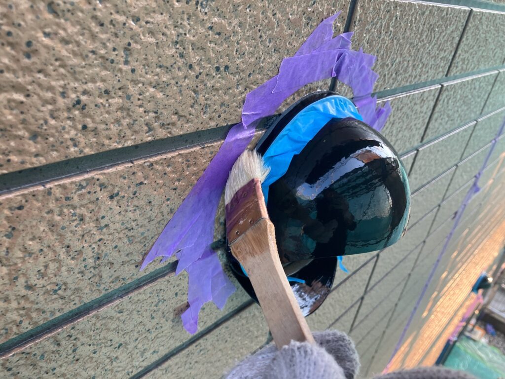 プライマー塗布<br />
（プライマーは外壁とコーキングを密着させる為の接着材です。）