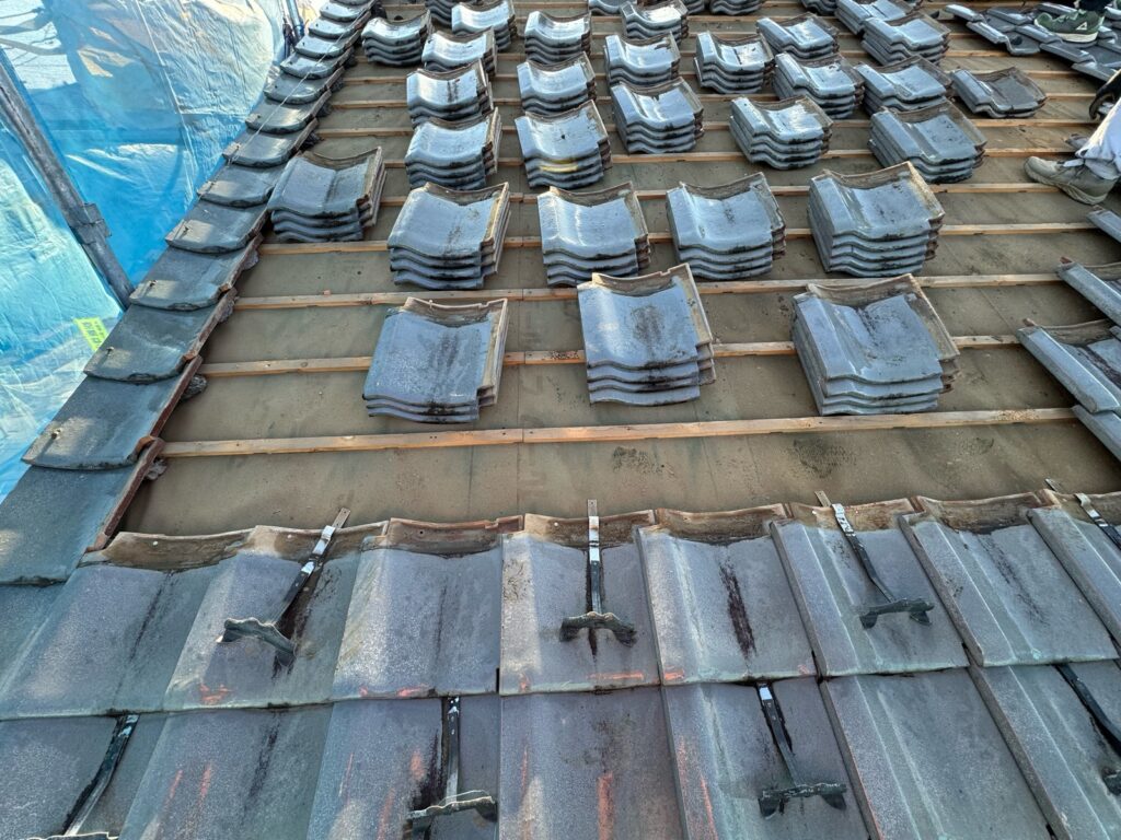 既存の瓦撤去<br />
<br />
<br />
