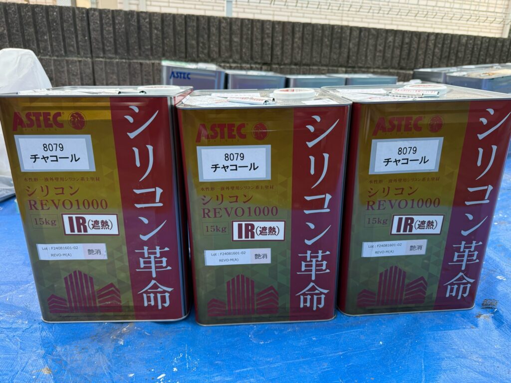 使用材料<br />
←外壁上塗り材料<br />
（今回はつや消し仕上げになります。）