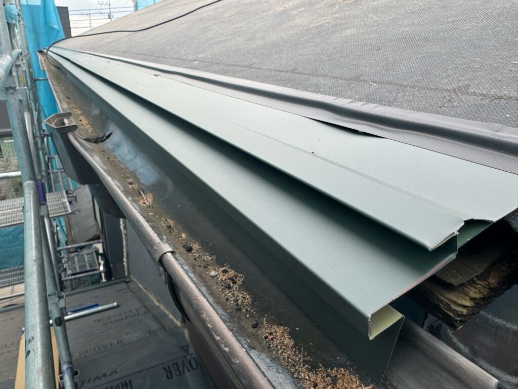 セットバックスターター取り付け<br />
（屋根カバーの際に一番最初に取り付ける金物です。）