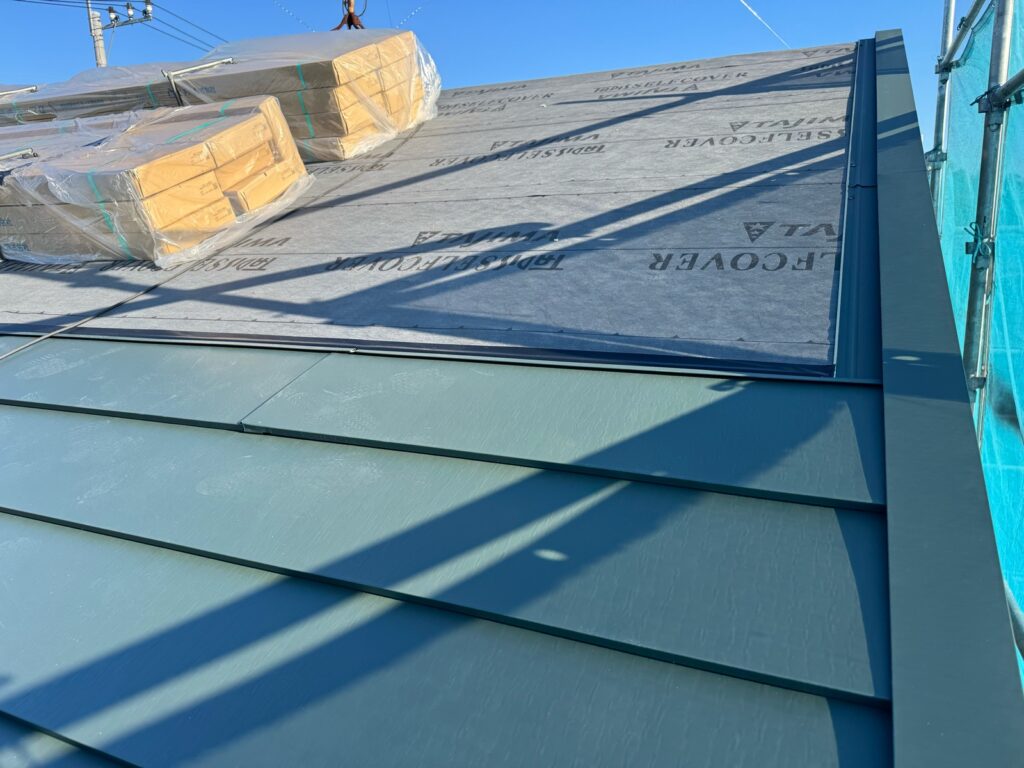 屋根本体取り付け（大屋根）<br />
<br />
※下から上に屋根本体を貼っていきます。