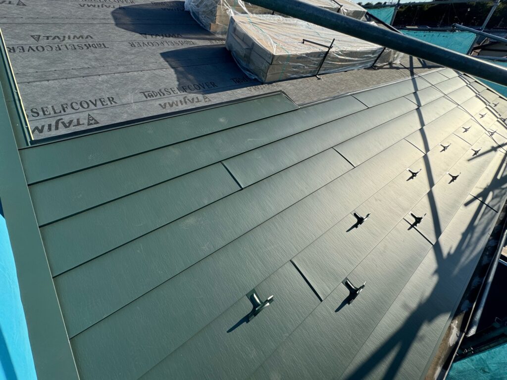 屋根本体取り付け（大屋根）<br />
<br />
※下から上に屋根本体を貼っていきます。