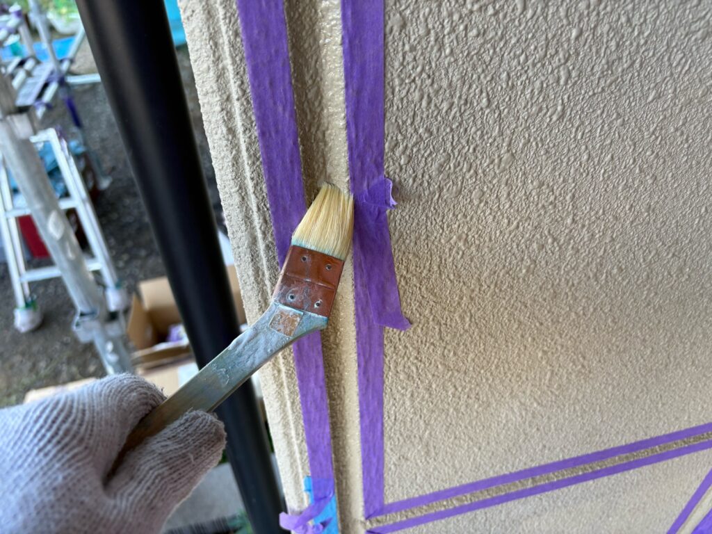 目地コーキング：プライマー塗布<br />
（外壁とコーキングを密着させる為の接着剤です。とても重要な工程です。）