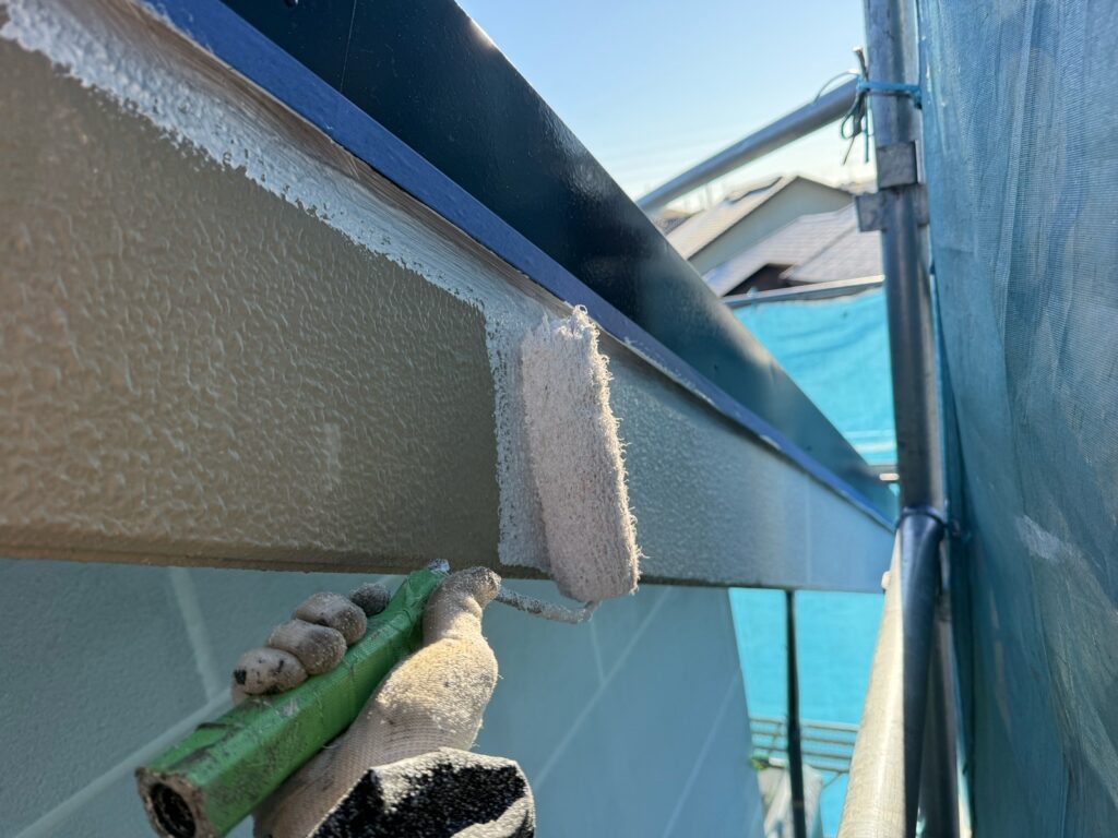 破風板下塗り<br />
（通常は2回塗りが多いいですが、弊社は痛みやすい個所は強化シーラーを塗り、より耐久性を強くしています。）