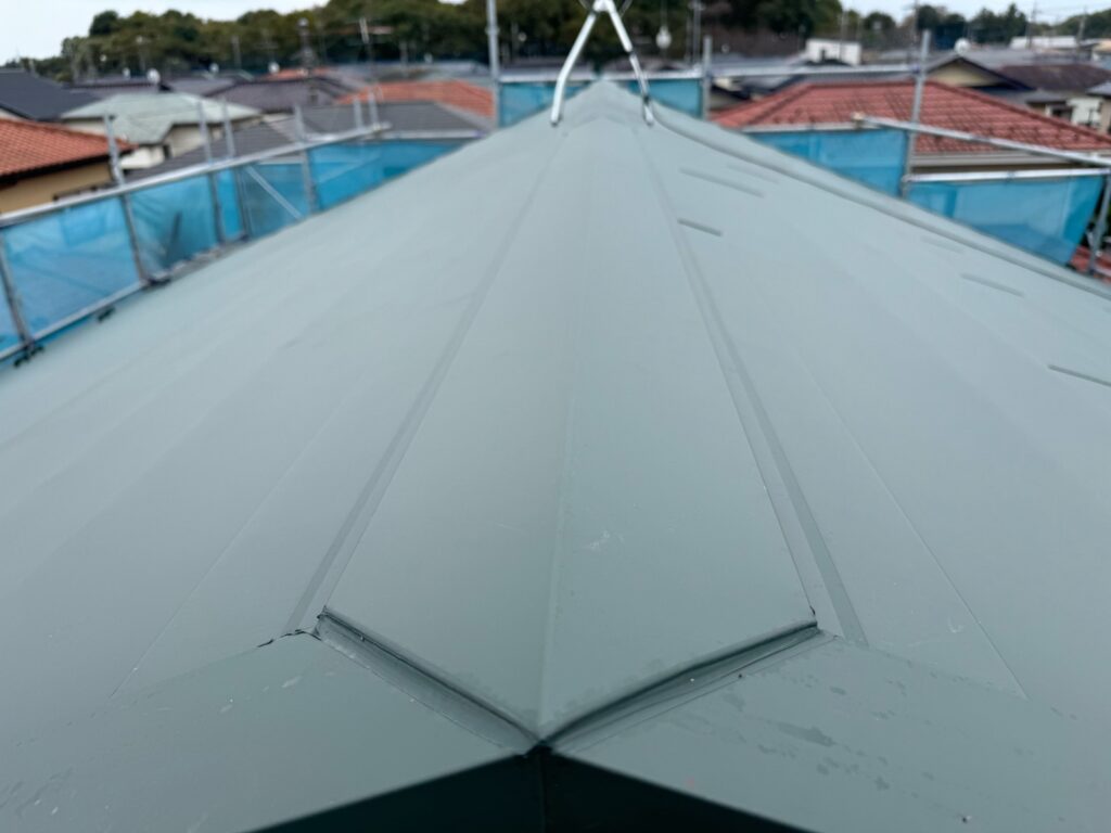 棟板金取り付け<br />
（棟包とも言います。<br />
これで完成となります。）