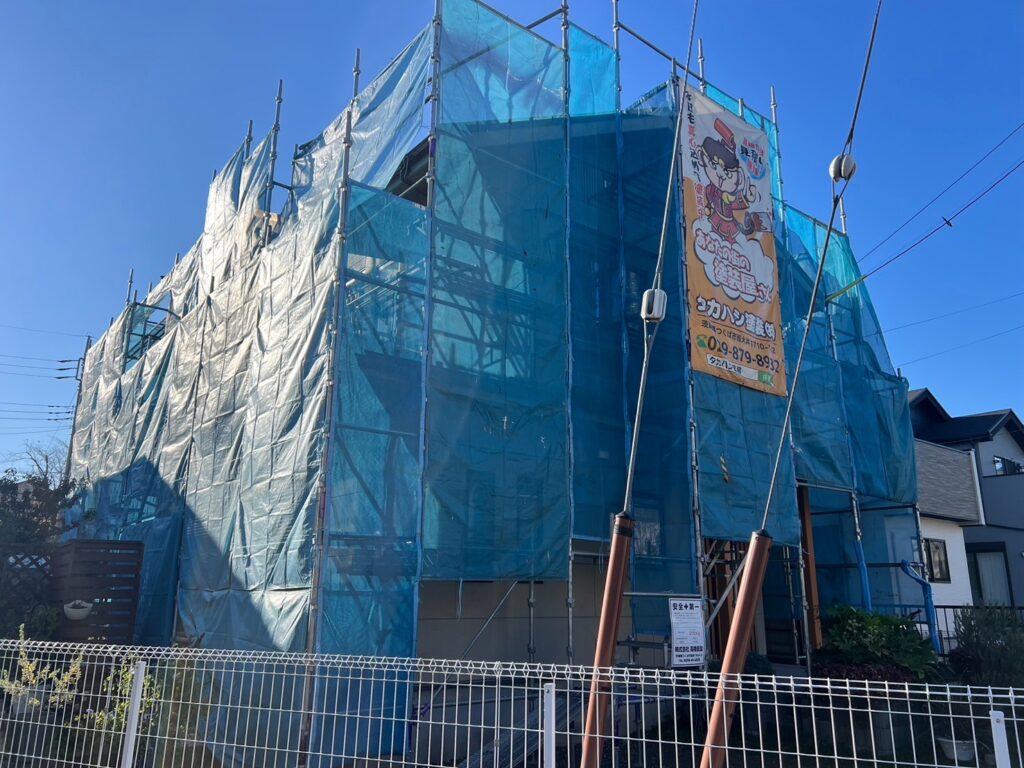 足場組立<br />
（塗料が飛散しないようにメッシュシートをしっかりと貼りました。）