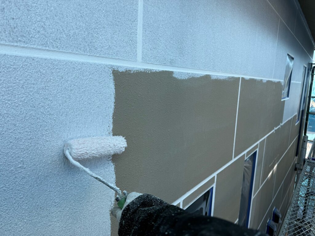 外壁下塗り（白色）<br />
<br />
※一般的な微弾性フィラーよりも密着性の良い下塗り材を使用しました。）