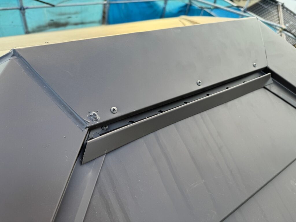 棟板金取り付け<br />
換気棟とは…寒い冬では結露対策となり、暑い夏では室内の温度上昇を抑制してくれます。<br />
