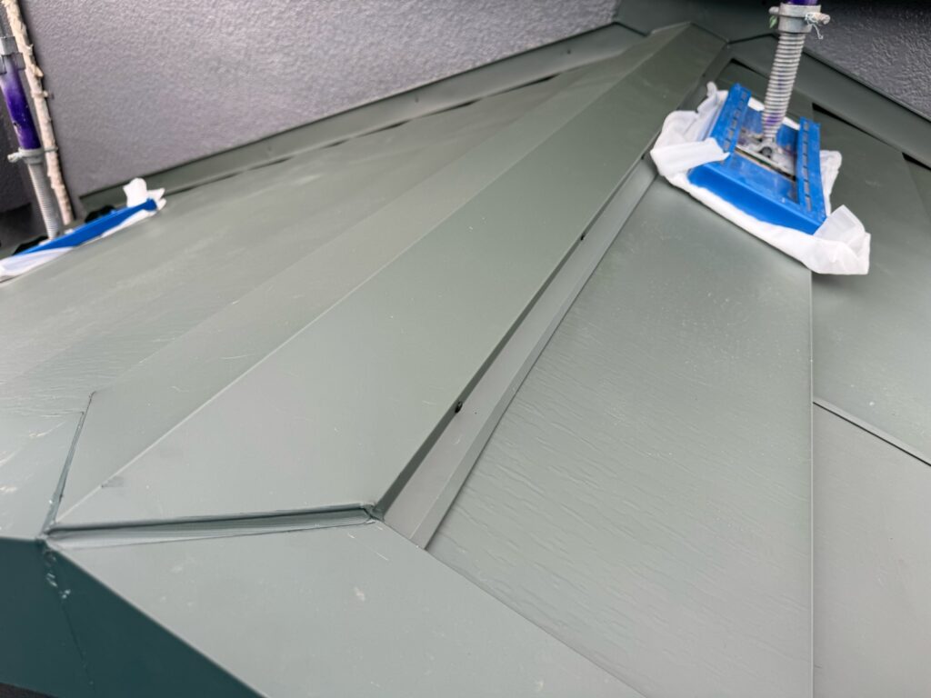 棟板金取り付け<br />
（棟包とも言います。<br />
これで完成となります。）