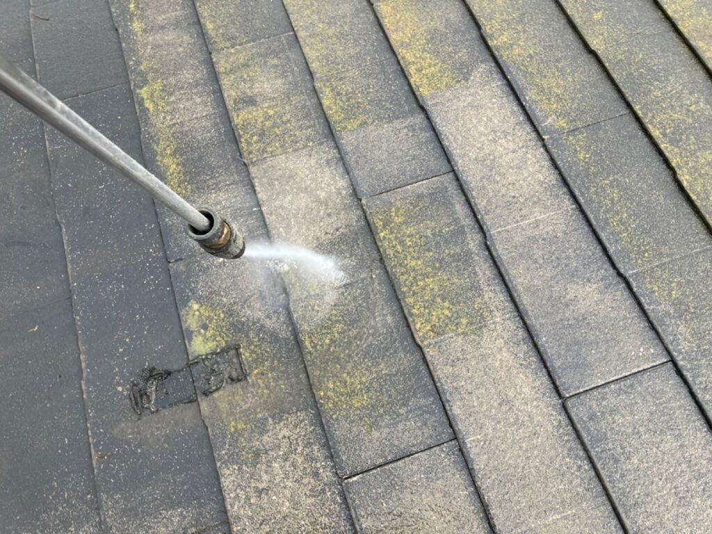 屋根洗浄<br />
（カバー工法の為、洗浄をする必要はないですが、既存のコケやカビがある状態でカバー工法は気持ち的に嫌なため弊社では高圧洗浄を行っています。）