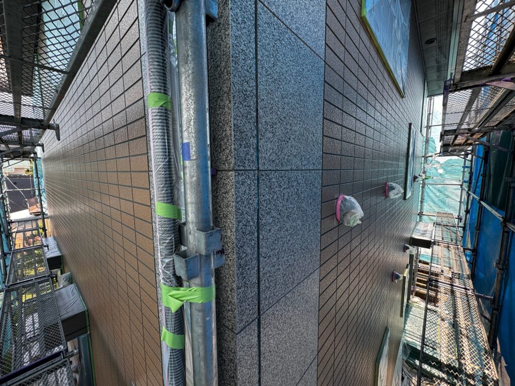 クリヤー塗装中塗り（完了）<br />
外壁につやが出てきました。）