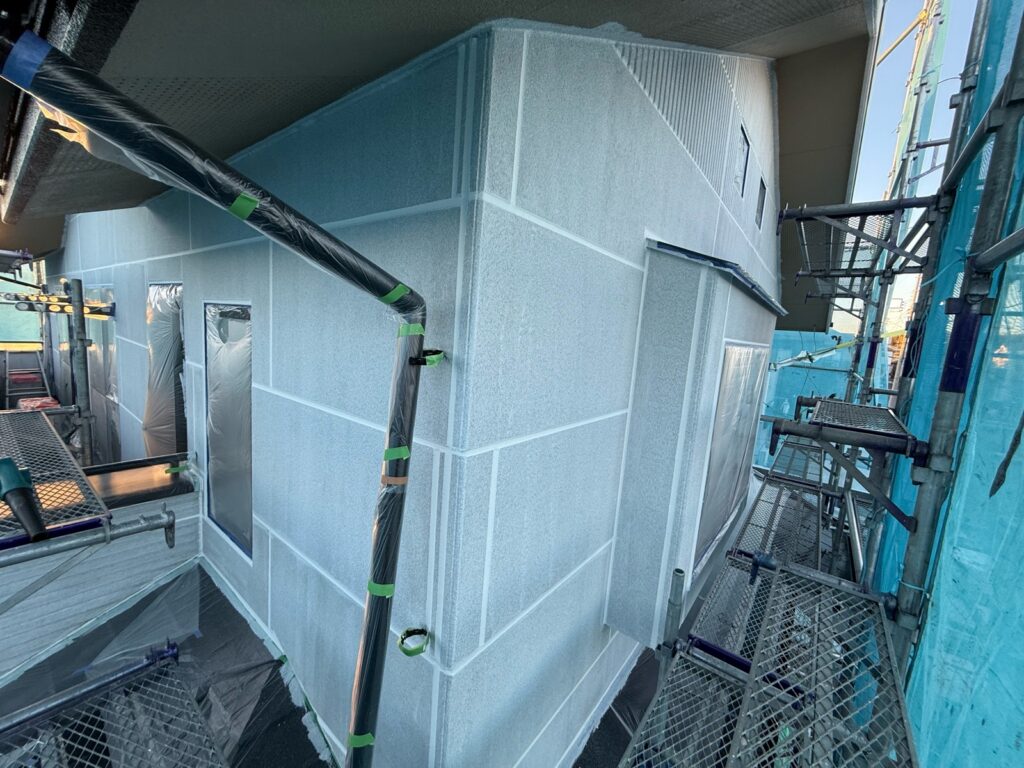 外壁下塗り（白色）<br />
<br />
※一般的な微弾性フィラーよりも密着性の良い下塗り材を使用しました。）