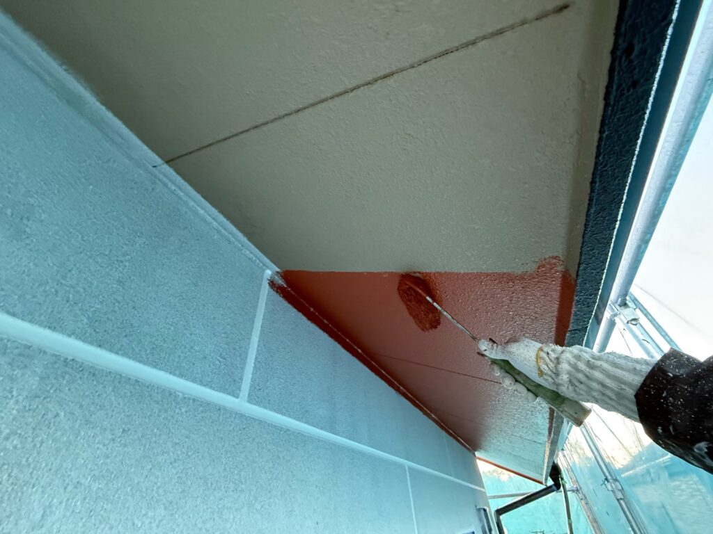 軒天中塗り<br />
クレイトーンというお色で塗装です。