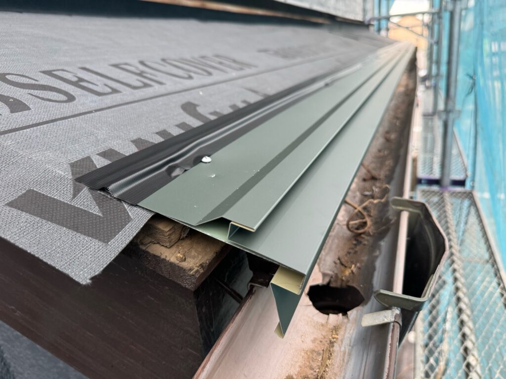 セットバックスターター取り付け<br />
（屋根カバーの際に一番最初に取り付ける金物です。）