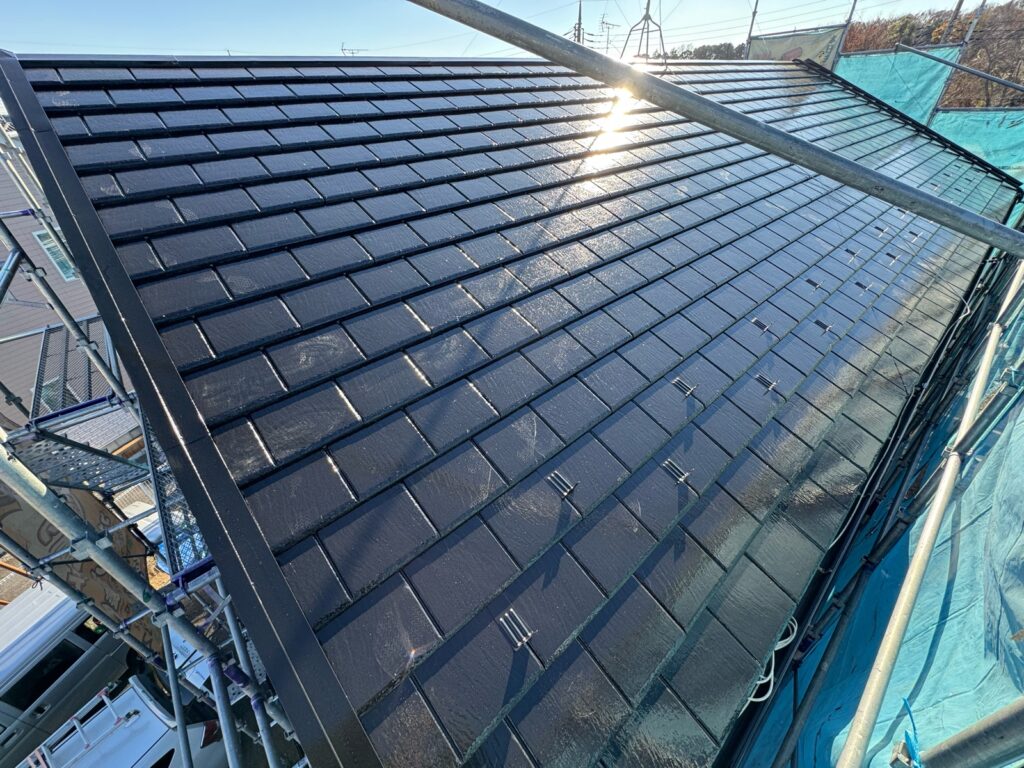 屋根上塗り<br />
（計3回塗り、完了）